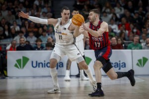 El alero croata del Real Madrid Mario Hezonja (i), presiona al alero griego de Baskonia Nikos Rogkavopoulosen foto de archivo de Daniel González.