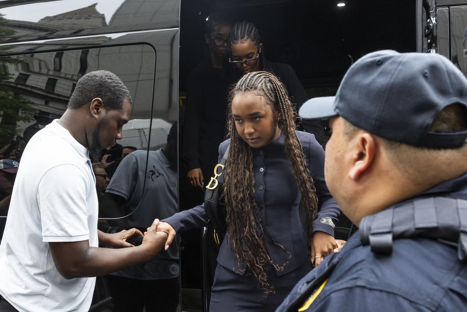 Miembros de la familia de Sean 'Diddy' Combs llegan a una corte federal de EE.UU. durante las deliberaciones del jurado en el juicio federal por tráfico sexual de Sean Combs en Nueva York. EFE/EPA/JUSTIN LANE
