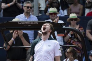 Fotografía de Peter Schneider, en la que puede verse al tenista kazajo Alexander Bublik el 20 de julio de 2025, durante la final del torneo de Gstaad (Suiza). EFE