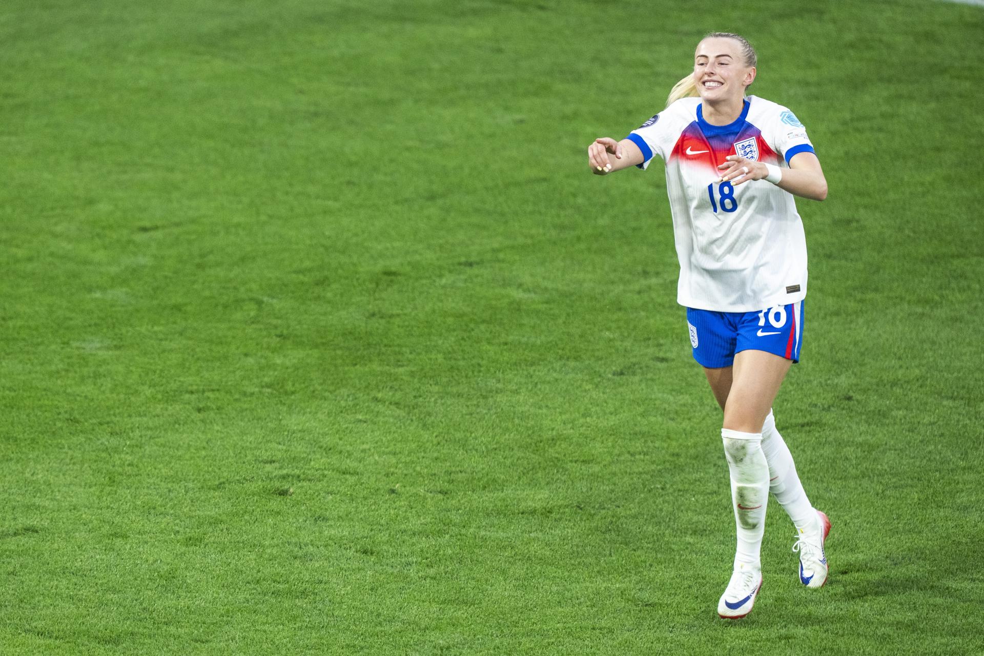 Chloe Kelly, delantera de Inglaterra, lanza el penalti que le ha dado el título de la Eurocopa en Basilea, Suiza. EFE/EPA/TIL BUERGY