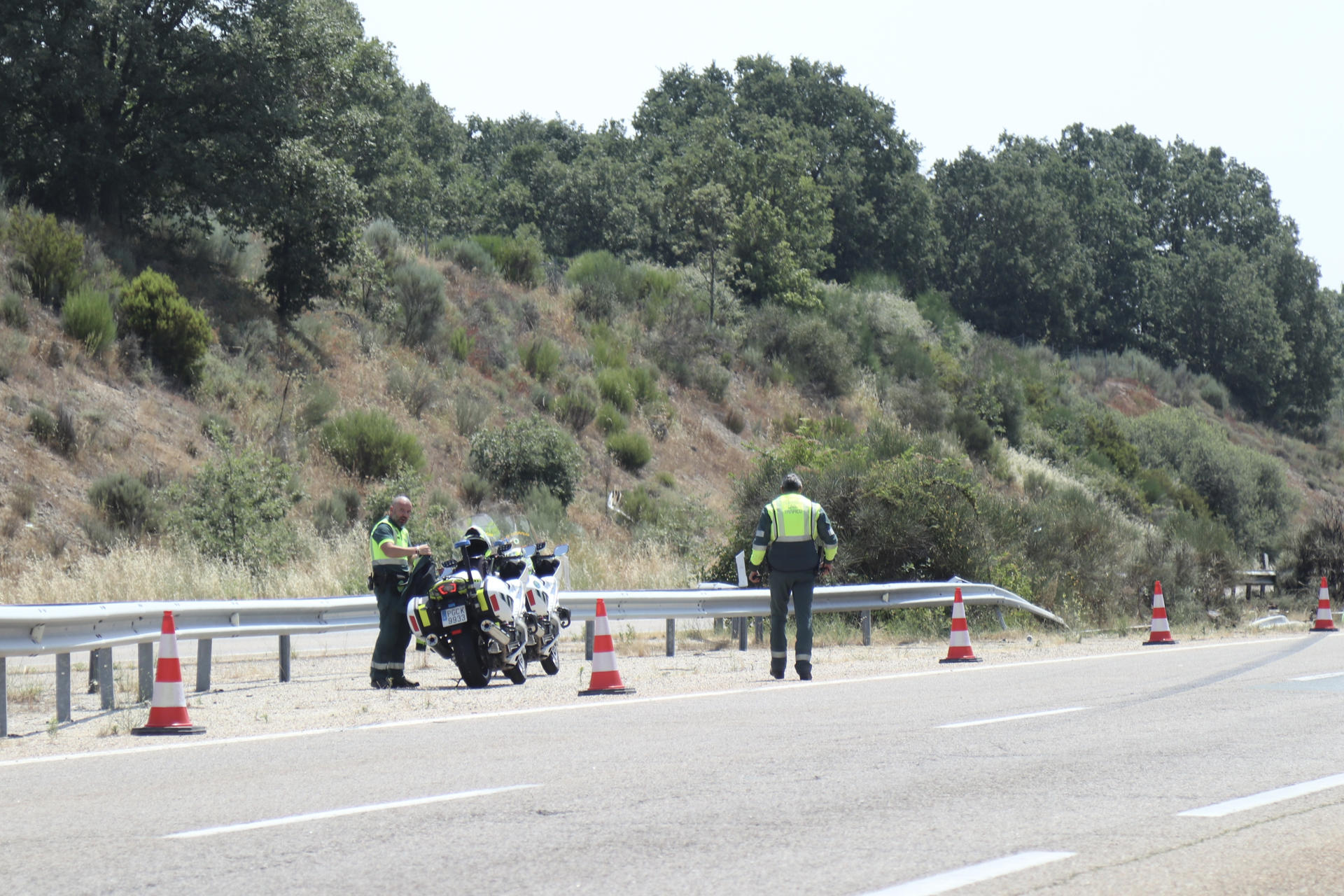 Vista del lugar del accidente en el que el futbolista del Liverpool Diogo Jota, de 28 años, y su hermano André, de 26, han fallecido esta madrugada, después de que su vehículo saliera de la vía en la Autovía Rías Bajas (A-52) en Cernadilla (Zamora, España). EFE/Mariam A. Montesinos