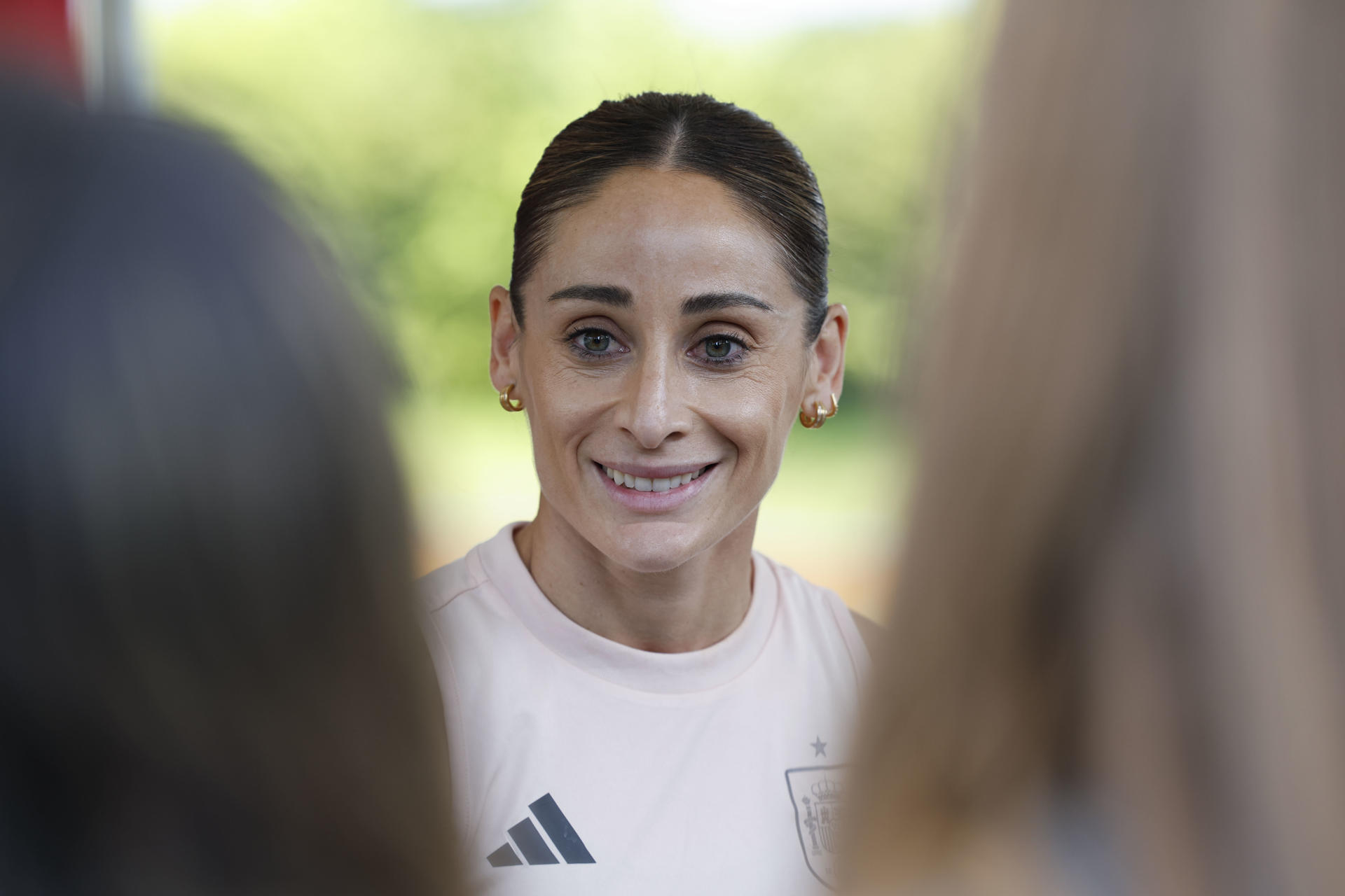 La jugadora de la selección española, Esther González, durante la rueda de prensa que ha ofrecido hoy jueves en Lausana, previa a la final que disputan el próximo domingo frente a Inglaterra. EFE / Ana Escobar.
