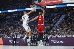 El jugador hispano-montenegrino Nikola Mirotic (d) durante un partido entre el Olimpia de Milán y el Real Madrid. EFE/Juanjo Martín