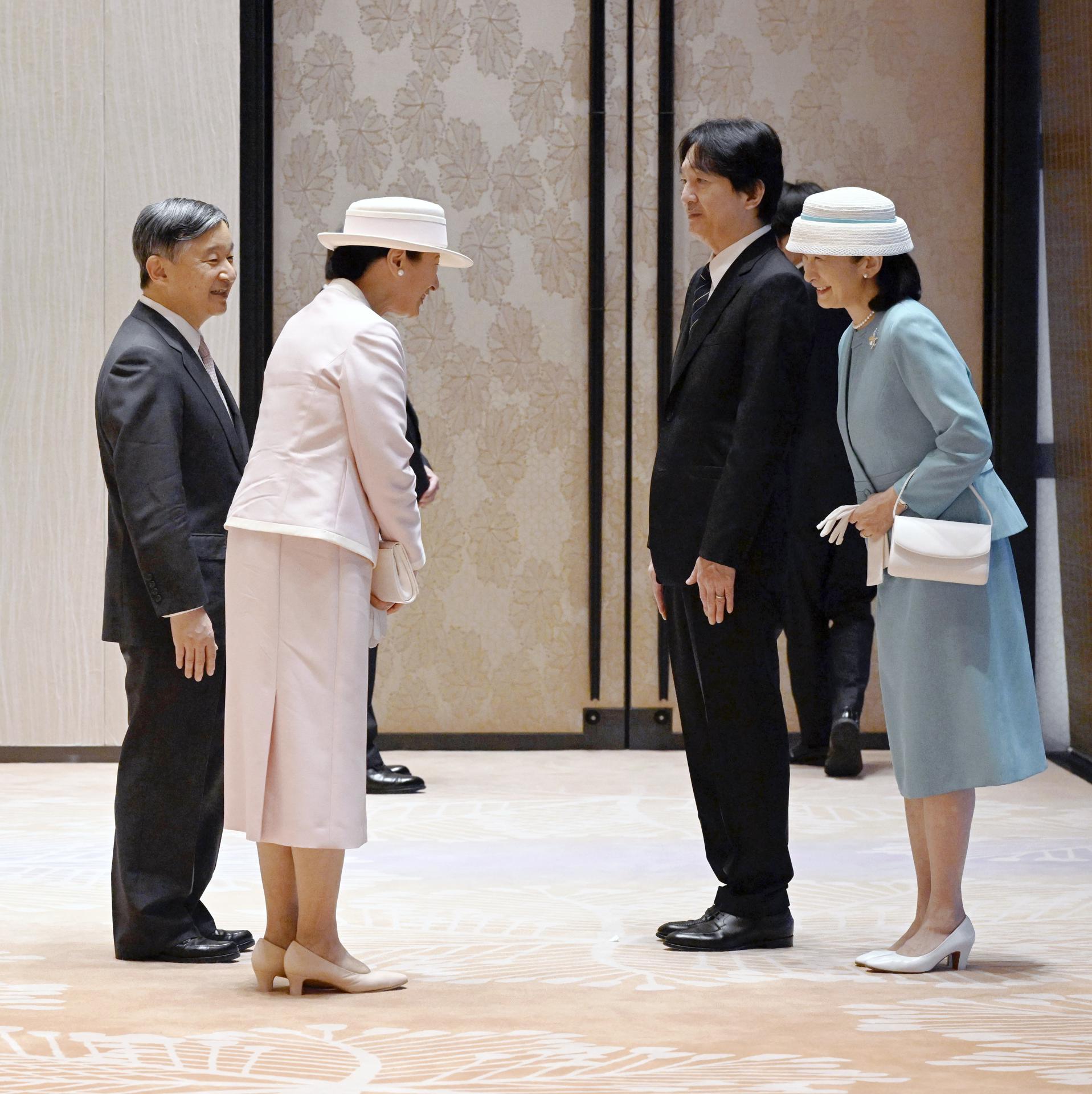 (De izquierda a derecha) El emperador japonés Naruhito y su esposa, la emperatriz Masako, despedidos por el príncipe heredero, Akishino, y la princesa heredera, Kiko en el aeropuerto de Haneda en Tokio, el 6 de julio de 2025. EFE/EPA/JIJI PRESS JAPAN OUT EDITORIAL USE ONLY