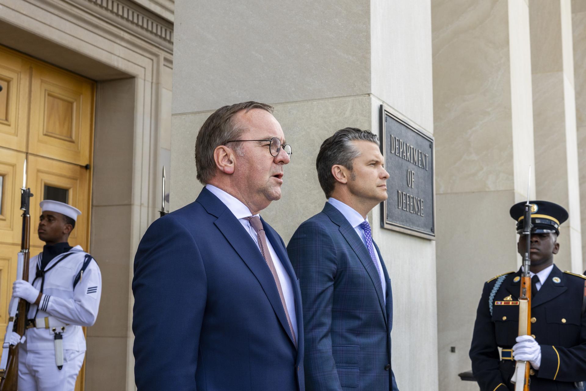 El ministro de Defensa alemán, Boris Pistorius, junto al secretario de Defensa de EE.UU., Pete Hegset, en el Pentágono, en Arlington, Virginia, el 14 de julio de 2025 2025. EFE/SHAWN THEW