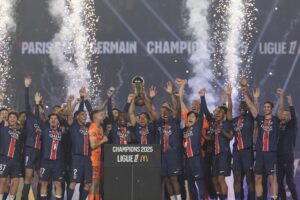 El brasileño Marquinhos (c), capitán del París Saint-Germain, levanta el título de Liga logrado por su equipo, en una foto de archivo. EFE/EPA/TERESA SUAREZ