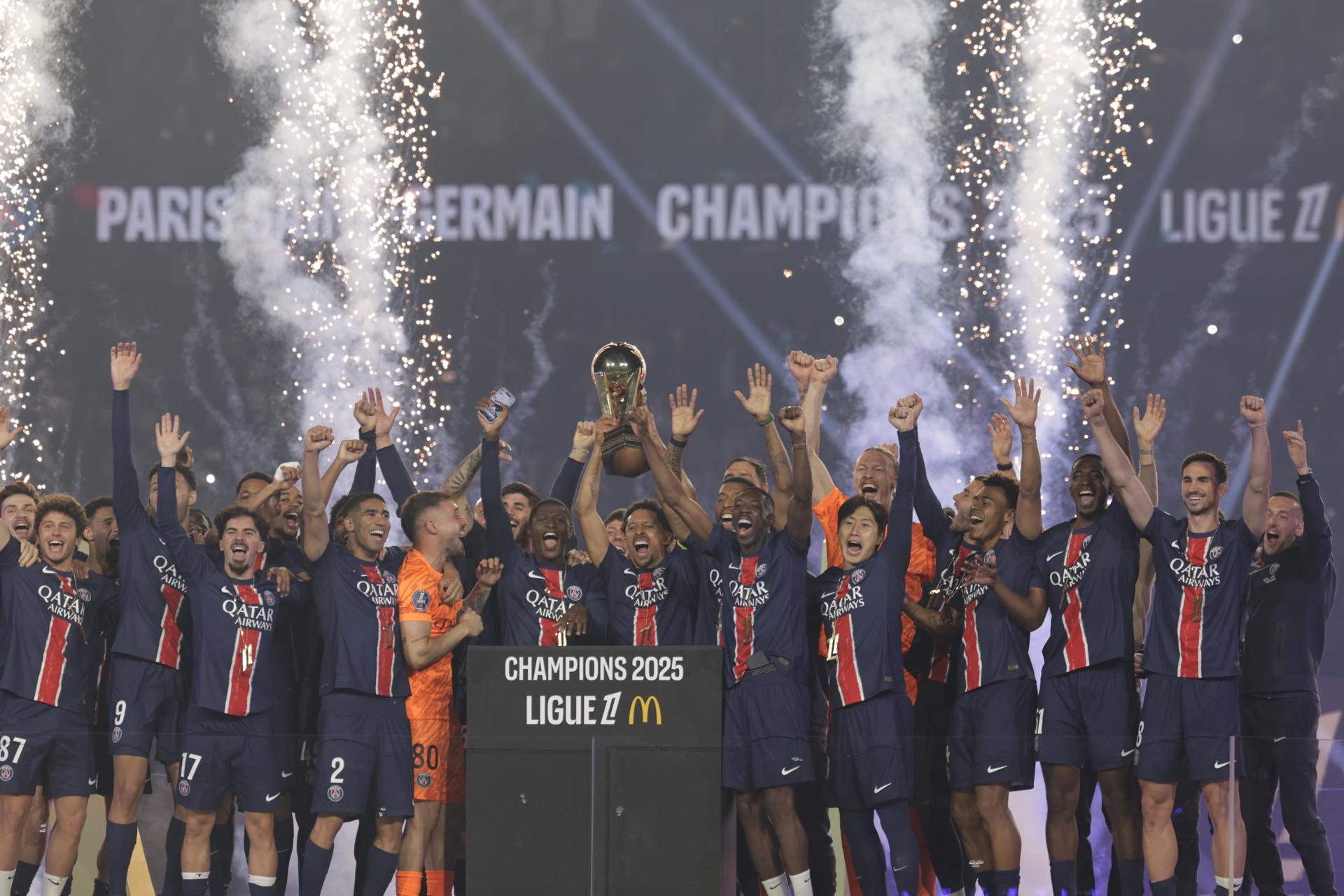El brasileño Marquinhos (c), capitán del París Saint-Germain, levanta el título de Liga logrado por su equipo, en una foto de archivo. EFE/EPA/TERESA SUAREZ