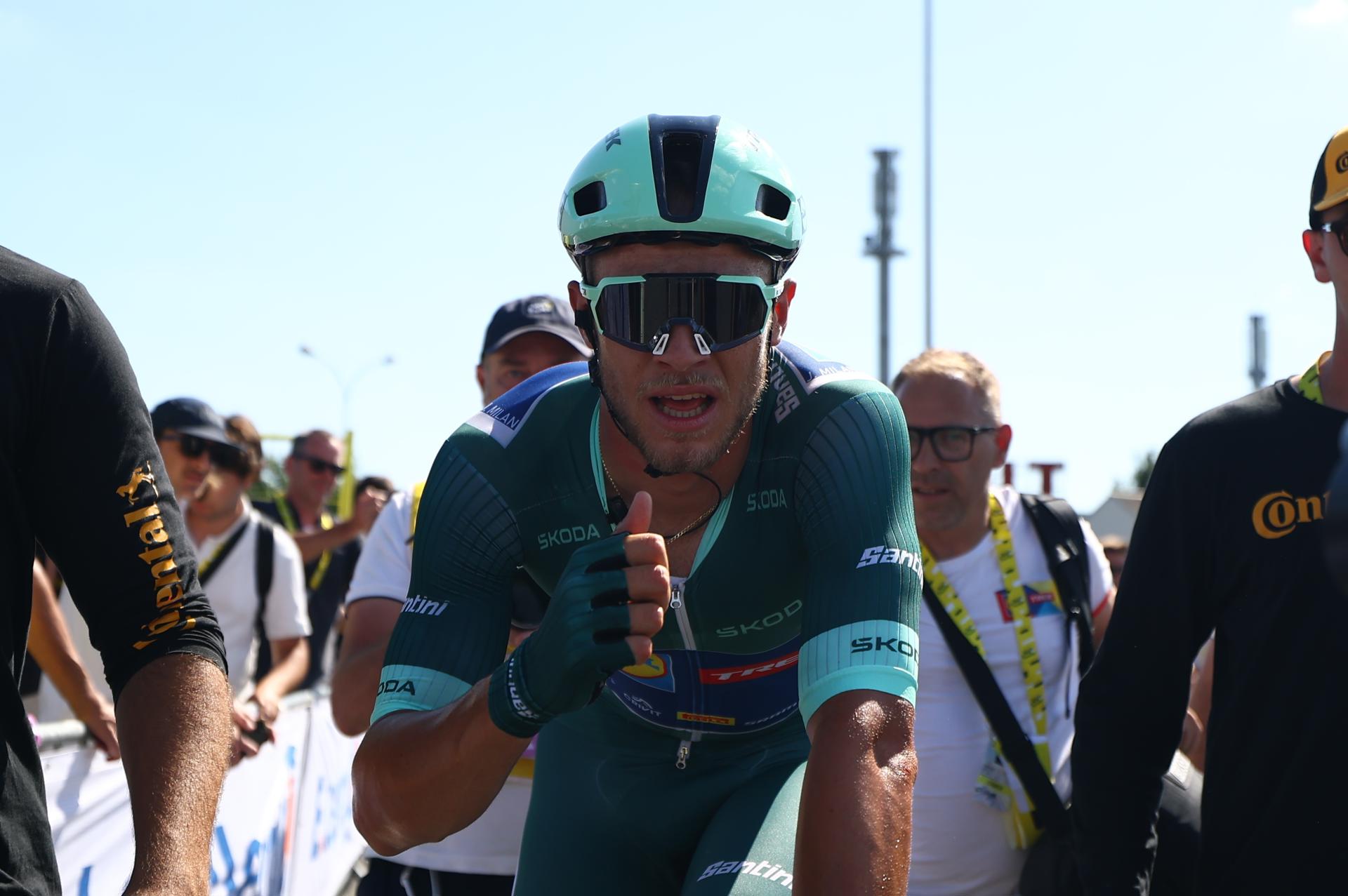 El italiano Jonathan Milan celebra la victoria al 'esprint' en la séptima etapa en Laval. EFE/EPA/SARAH MEYSSONNIER