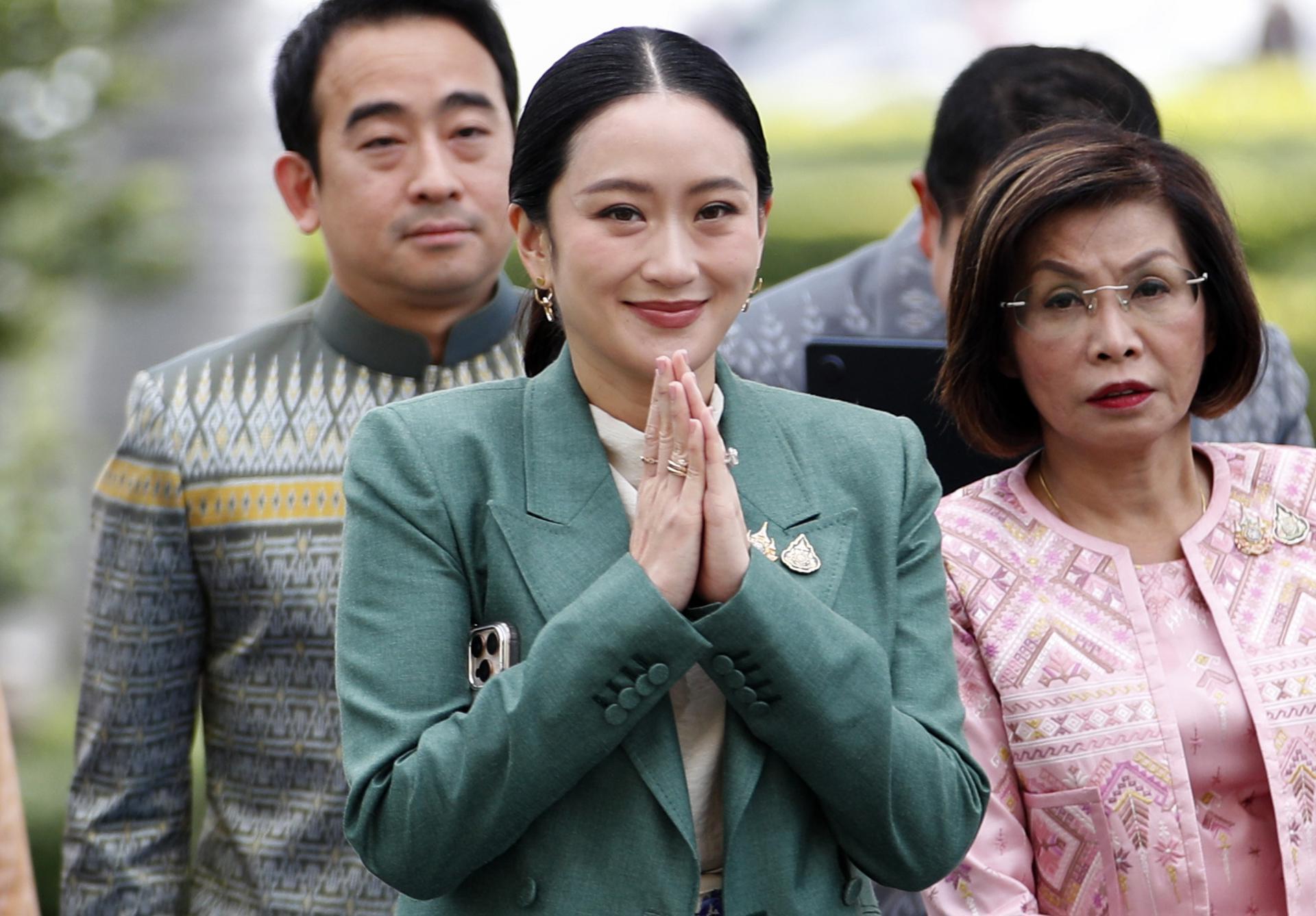 La primera ministra de Tailandia, Paetongtarn Shinawatra, a su llegada este martes a la Casa de Gobierno.
EFE/EPA/RUNGROJ YONGRIT