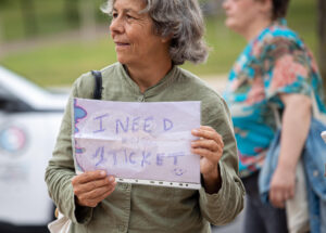 Imagen de archivo (21/06/2023) Una mujer muestra una pancarta en la que solicita una entrada momentos antes de un concierto de Bob Dylan en La Rioja.
EFE/Raquel Manzanares