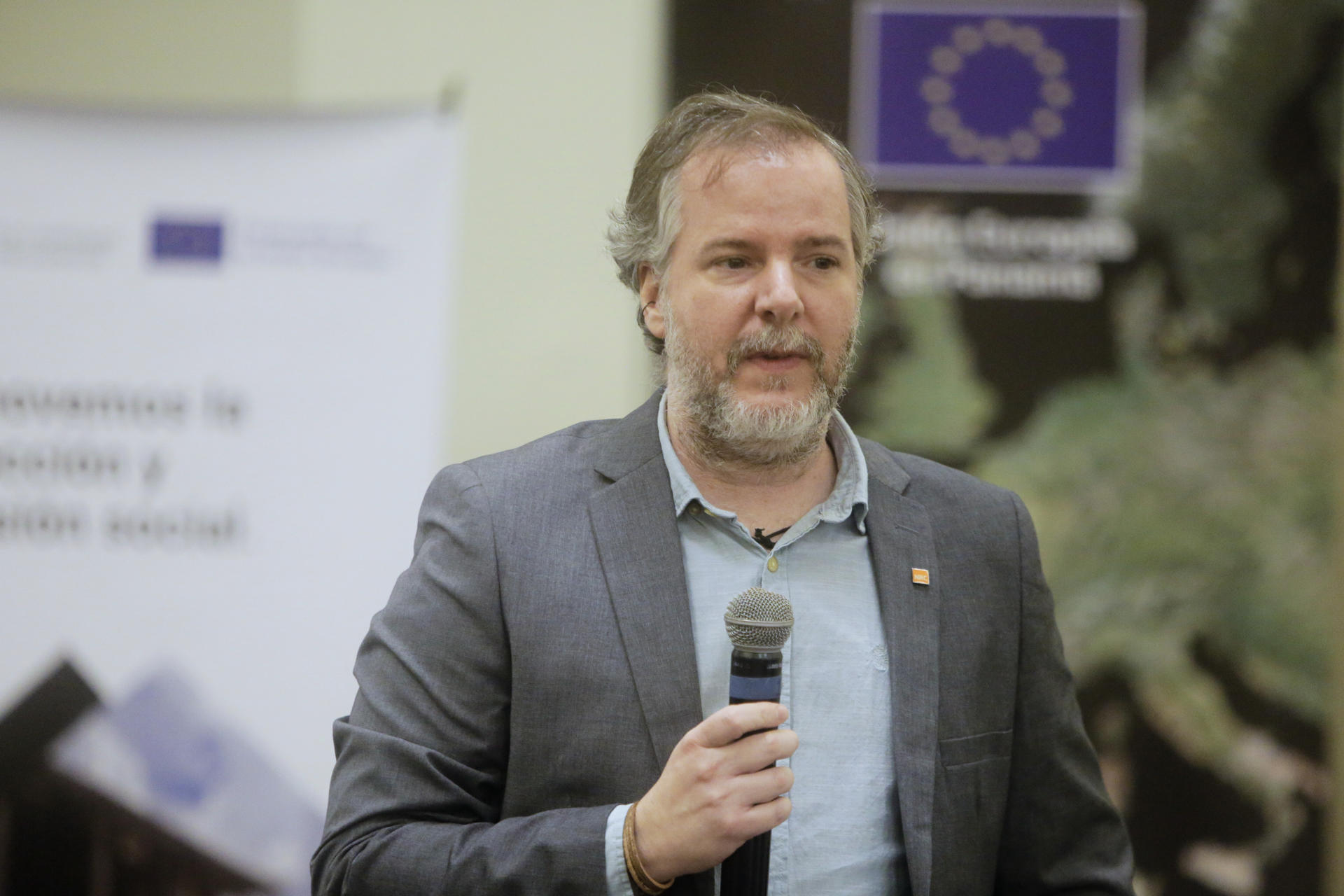 El jefe de unidad de programas del Consejo Noruego para Refugiados de la operación de Colombia, Ecuador y Panamá, Mikel Mendezona, habla durante la presentación del proyecto 'Fortalecimiento de la protección y cohesión social en el Darién' este martes, en Ciudad de Panamá (Panamá). EFE/ Carlos Lemos