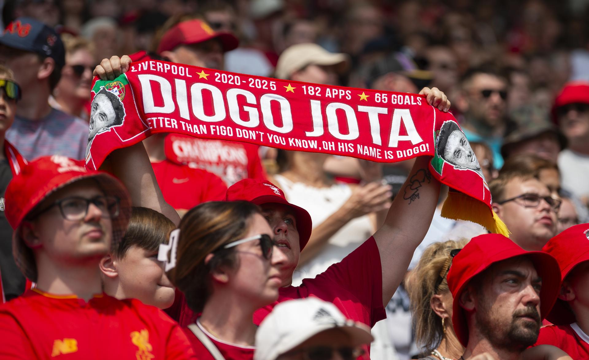 Hinchas del Liverpool antes del primer amistoso de pretemporada que han jugado el Preston North End y el Liverpool FC, en Preston, Reino Unido.EFE/EPA/PETER POWELL .