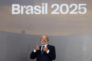 El presidente de Brasil, Luiz Inácio Lula da Silva, posa en la cumbre de los BRICS este lunes, en Río de Janeiro (Brasil). EFE/ Antonio Lacerda