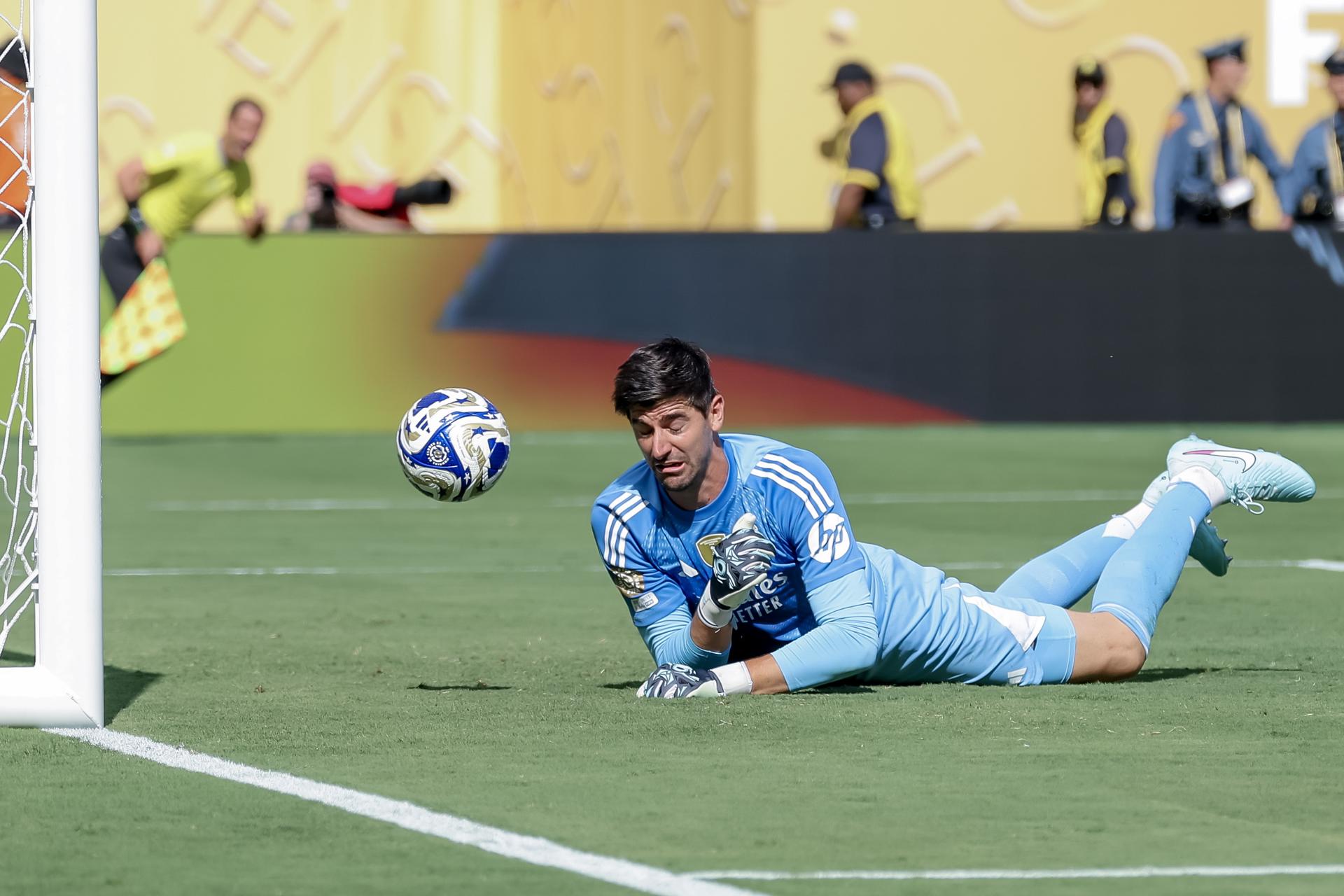 Thibaut Courtois, portero belga del Real Madrid, pidió este martes que se aplace la primera jornada de LaLiga EA Sports para su equipo y ha advertido sobre la necesidad de que se priorice la salud del futbolista luego de caer por 4-0 ante el PSG en las semifinales del Mundial de Clubes. EFE/EPA/JUSTIN LANE