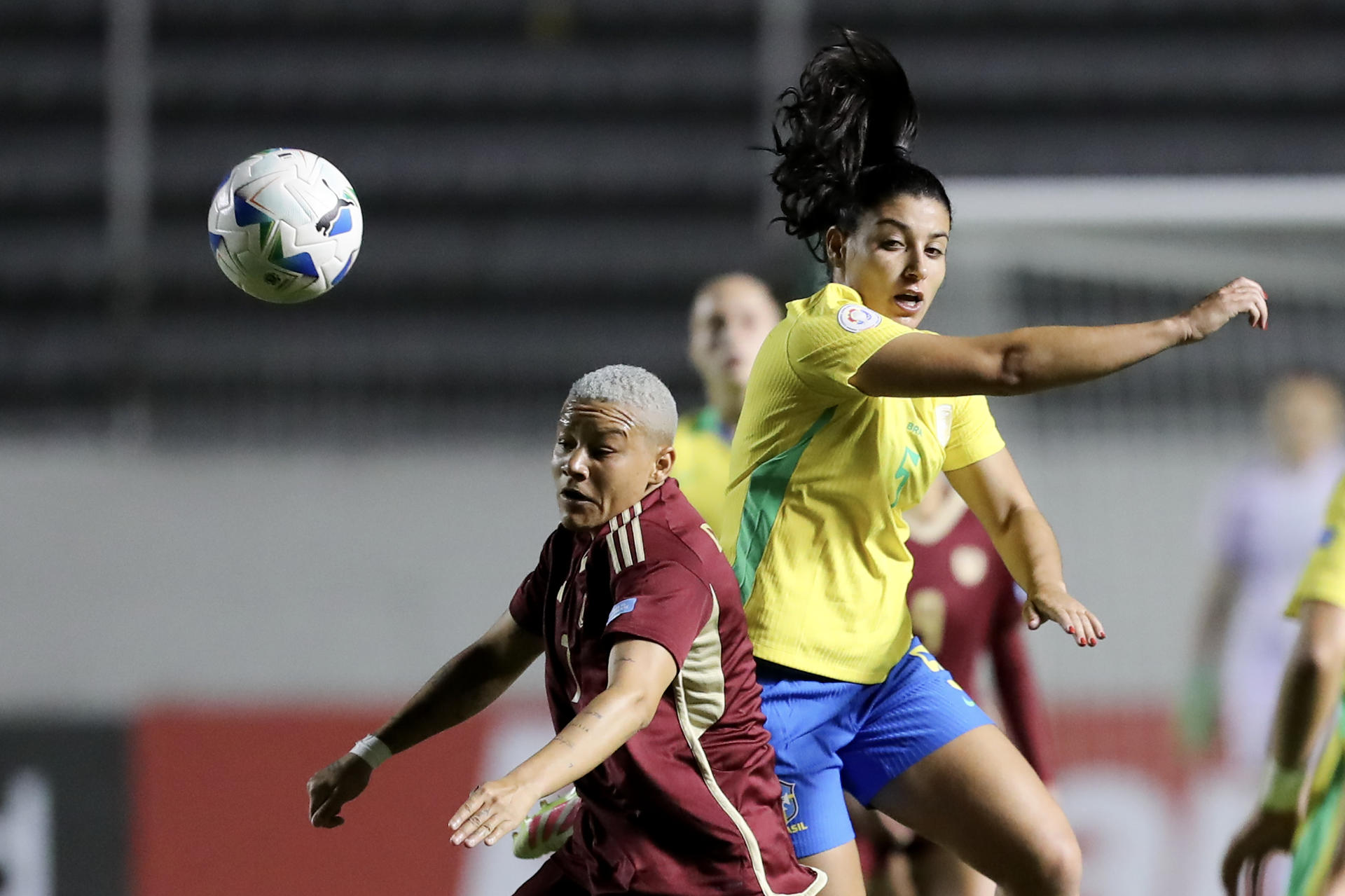 Duda Sampaio (d), de Brasil, disputa un balón con Daniuska Rodríguez, de Venezuela. EFE/Jóse Jácome