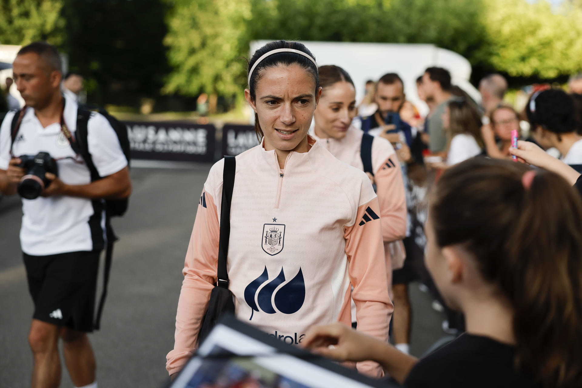 La jugadora de la selección española, Aitana Bonmatí, tras la rueda de prensa que ha ofrecido hoy jueves en Lausana, previa a la final que disputan el próximo domingo frente a Inglaterra. EFE / Ana Escobar.
