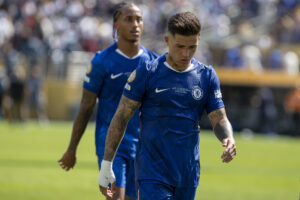 El centrocampista argentino del Chelsea, Enzo Fernández, abandonó este domingo por lesión el partido de la final del Mundial de Clubes que su equipo ganaba en el minuto 61, cuando se produjo el cambio, por 3-0 al PSG en el estadio MetLife en Nueva Jersey . EFE/ Ángel Colmenares