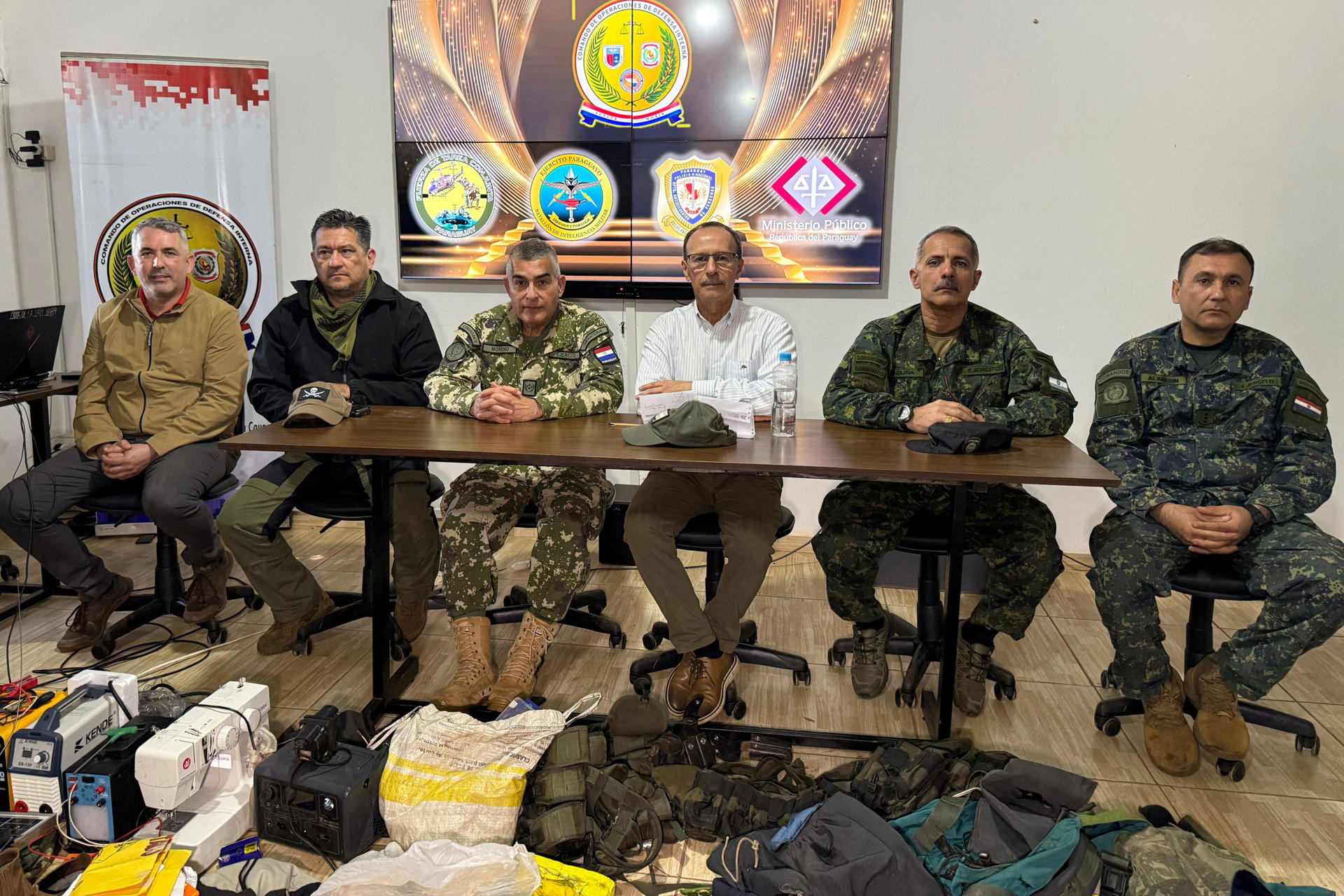 Fotografía cedida por el Ministerio de Defensa de Paraguay que muestra desde la izquierda al comandante del batallón de Inteligencia Militar, Carlos Casco; el jefe del Departamento de Antisecuestros de la Policía Nacional de Paraguay, Nimio Cardoso; el comandante de las Fuerzas Militares de Paraguay, César Moreno; el ministro de Defensa de Paraguay, Oscar González; el comandante del Comando de Operaciones de Defensa Interna de Paraguay, Abel Acuña; el comandante de la Fuerza de Tarea Conjunta de Paraguay, Julio Alarcón; durante una rueda de prensa este lunes, en Britez Cué (Paraguay). EFE/ Ministerio de Defensa de Paraguay