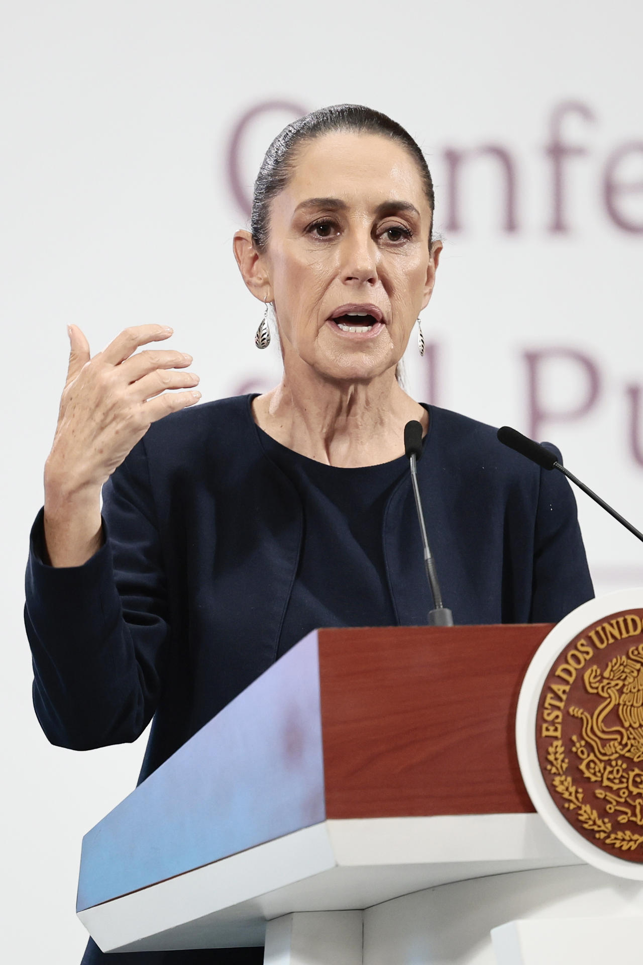 La presidenta de México, Claudia Sheinbaum, habla en una rueda de prensa este viernes, en el Palacio Nacional, en Ciudad de México (México). EFE/José Méndez