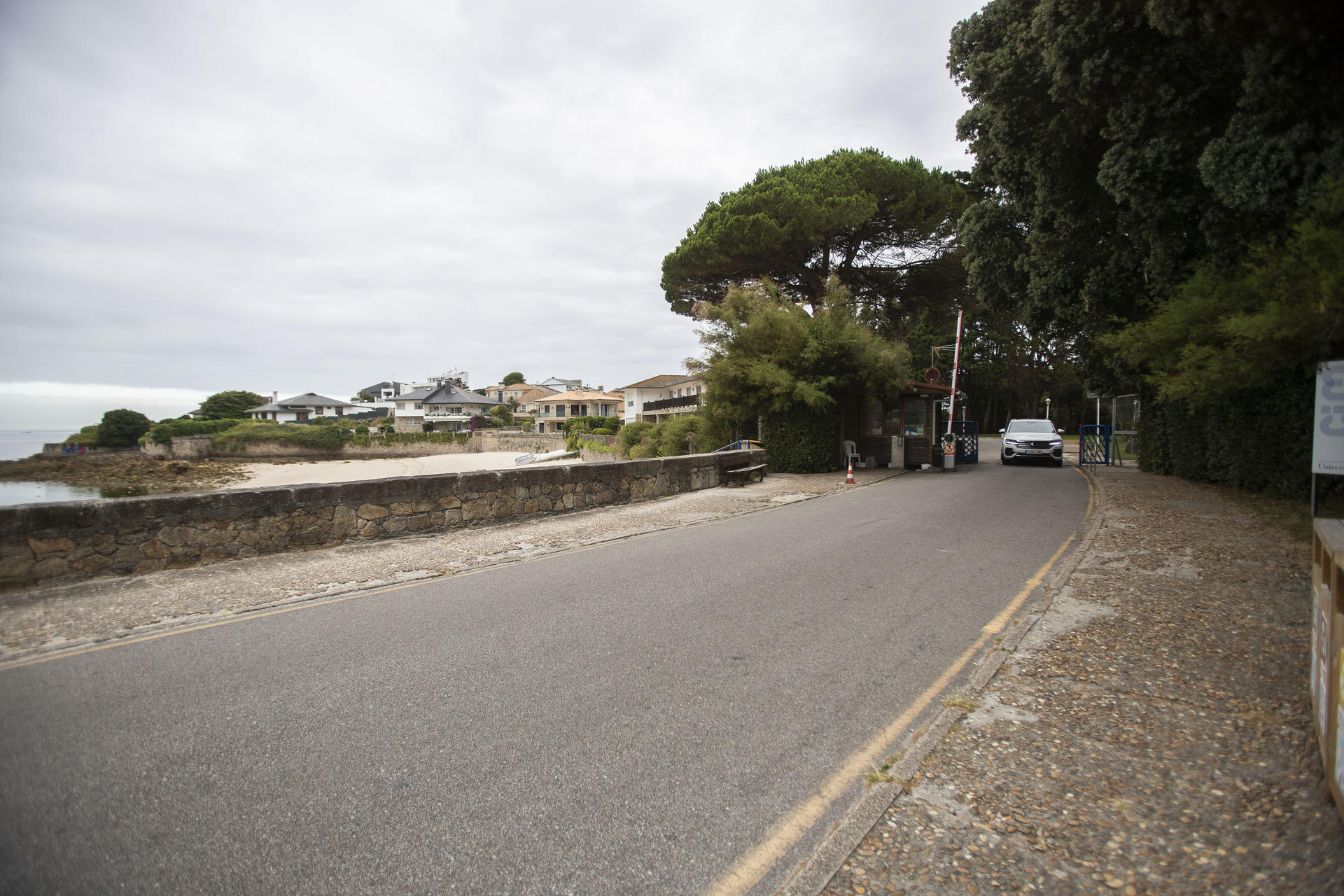 La reciente transferencia de la gestión del litoral a la Xunta no cambia la intención del Gobierno central de abrir al público la isla de Toralla, la única privada de Vigo, con un acceso peatonal restringido a sus residentes.-EFE/ Salvador Sas