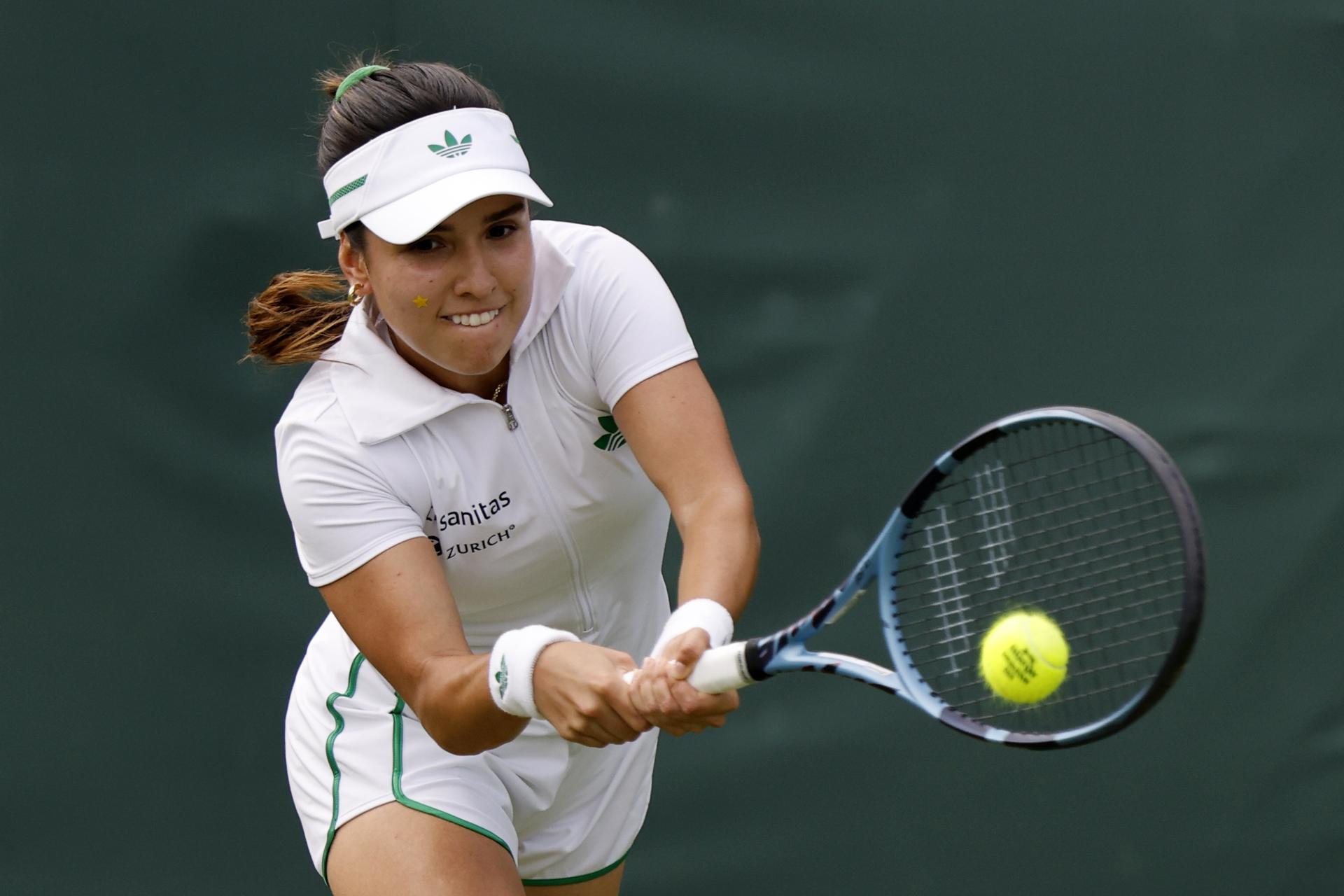 Camila Osorio en su partido ante la estadounidense Danielle Collins en Wimbledon. EFE/EPA/TOLGA AKMEN
