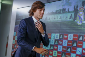 El jugador Álvaro Carreras durante su presentación oficial como nuevo jugador del Real Madrid en la Ciudad Deportiva de Valdebebas, en Madrid. EFE/ Daniel Gonzalez