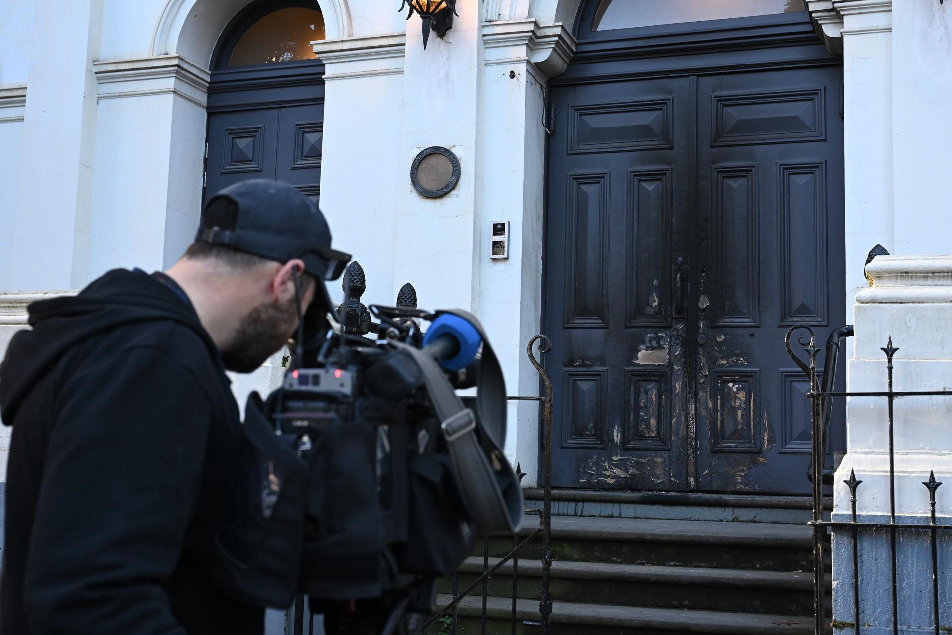 La puerta de una sinagoga en Melbourne tras el ataque de un varón, arrestado por la Policía, que intentó provocar un incendio.
EFE/EPA/JAMES ROSS NO ARCHIVING AUSTRALIA AND NEW ZEALAND OUT