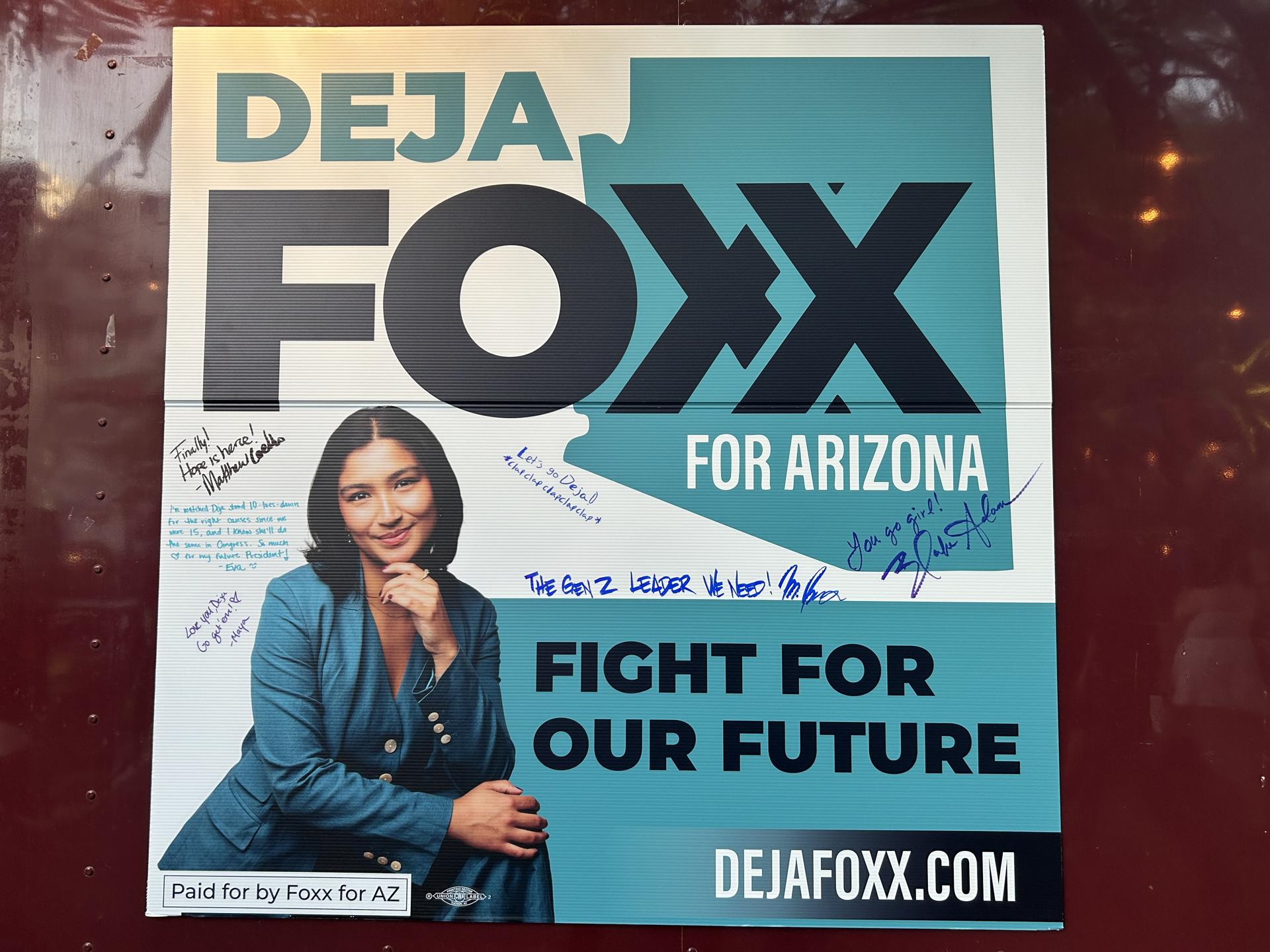 Fotografía que muestra un cartel electoral de la candidata al Congreso por el distrito 7 de Arizona, la influenciadora Deja Foxx, el 11 de julio de 2025 en Tucson (EE.UU.). EFE/ María León