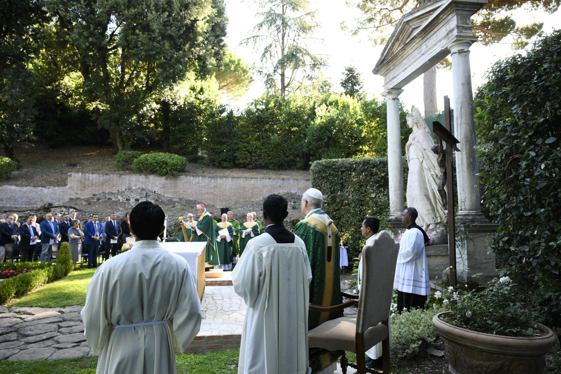 A handout picture provided by the Vatican Media shows Pope Leo XIV leading the Mass for the Care of Creation in Castel Gandolfo, Italy, 09 July 2025. (Papa, Italia) EFE/EPA/VATICAN MEDIA HANDOUT HANDOUT EDITORIAL USE ONLY/NO SALES