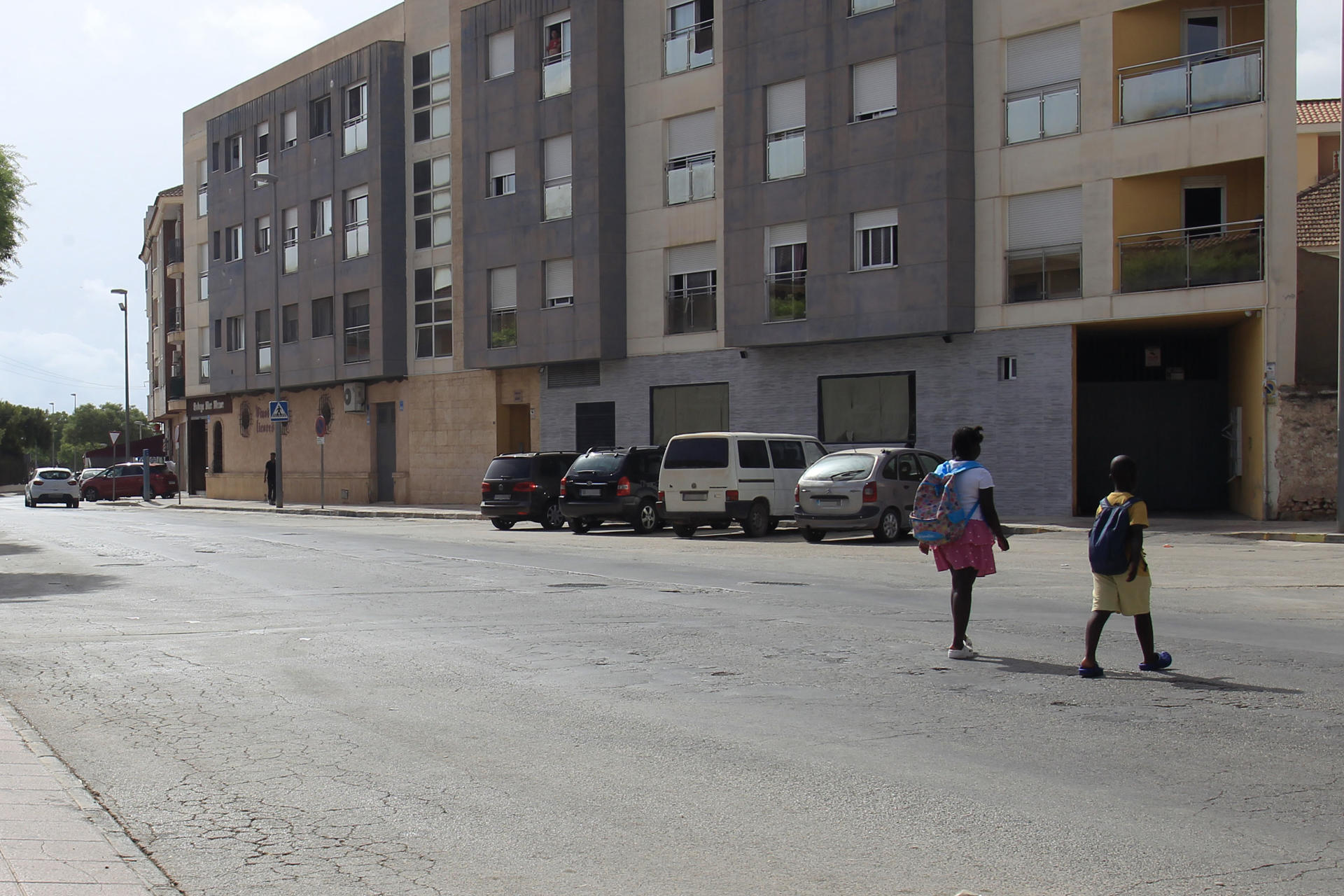 Calles tranquilas este lunes en el barrio de San Antonio de Torre Pacheco (Murcia) Las fuerzas de seguridad mantienen su dispositivo en Torre Pacheco tras las jornadas de disturbios entre grupos de ultraderechistas y jóvenes de origen marroquí a raíz de la agresión a un anciano, mientras se investigan los hechos y se suceden los llamamientos a la calma. EFE/Morell