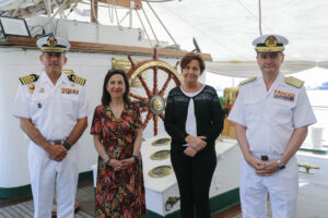 La ministra de Defensa, Margarita Robles (2i), acompañada de la alcaldesa de Gijón, Carmen Moriyón (2d), visita este sábado el buque-escuela 'Juan Sebastián Elcano', con la princesa Leonor a bordo, que está haciendo escala en Gijón antes de proseguir el lunes con el crucero de instrucción hasta Galicia. EFE/ J.L.Cereijido