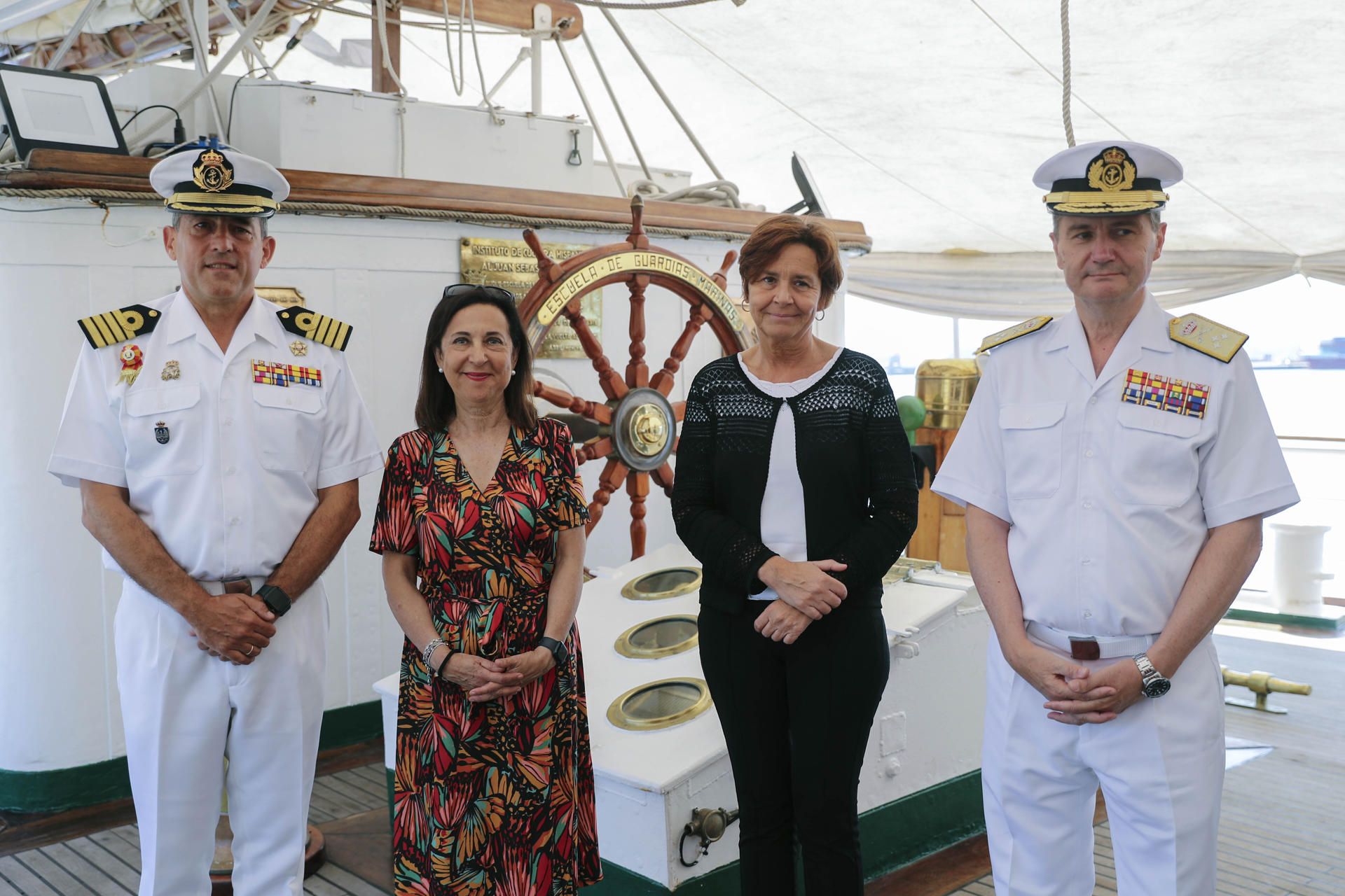 La ministra de Defensa, Margarita Robles (2i), acompañada de la alcaldesa de Gijón, Carmen Moriyón (2d), visita este sábado el buque-escuela 'Juan Sebastián Elcano', con la princesa Leonor a bordo, que está haciendo escala en Gijón antes de proseguir el lunes con el crucero de instrucción hasta Galicia. EFE/ J.L.Cereijido