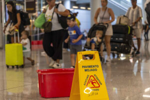 La intensa tormenta que ha afectado a primera hora de la mañana de este jueves al aeropuerto de Palma ha ocasionado retrasos generalizados en las llegadas y salidas de aviones y ha provocado goteras en las zonas de tránsito de pasajeros. EFE/ Cati Cladera