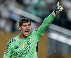 El guardameta Thibaut Courtois garantizó este sábado en Nueva Jersey con un atajadón el paso directo del Real Madrid a las semifinales del Mundial de Clubes. EFE/EPA/WILL OLIVER