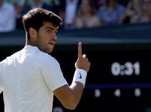 El tenista español Carlos Alcaraz durante su partido de cuartos de final que ha jugado contra el británico Cameron Norrie en Wimbledon, Reino Unido. EFE/EPA/NEIL HALL