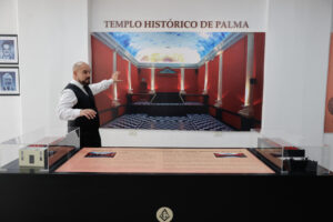 Fotografía del 19 de julio de 2025 del director del centro cultural de la Gran Logia Simbólica del Paraguay, Humberto Rossi, hablando durante un recorrido en el Museo Histórico de la masonería en Asunción (Paraguay). EFE/ Juan Pablo Pino