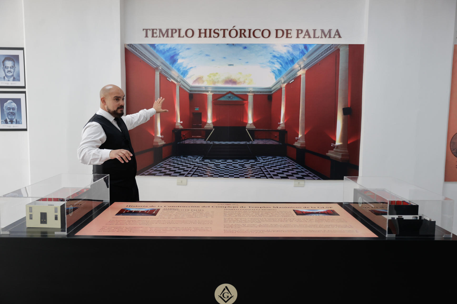 Fotografía del 19 de julio de 2025 del director del centro cultural de la Gran Logia Simbólica del Paraguay, Humberto Rossi, hablando durante un recorrido en el Museo Histórico de la masonería en Asunción (Paraguay). EFE/ Juan Pablo Pino