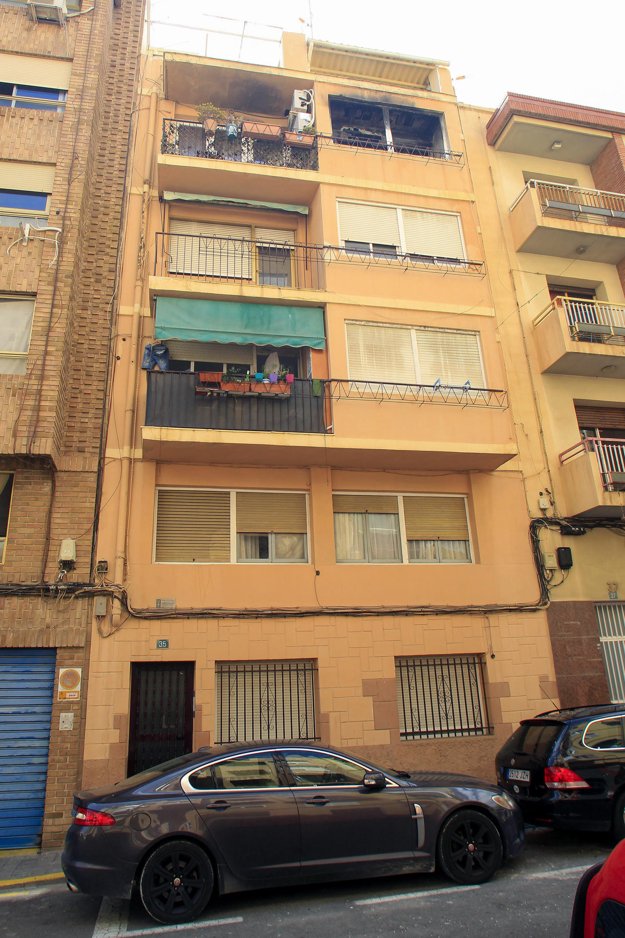 Vista general del domicilio incendiado por un hombre de 35 años detenido la pasada madrugada acusado de intentar asesinar a su pareja sentimental, de 39, provocando un incendio en la vivienda donde residen, en el centro de la ciudad de Alicante. EFE/Morell