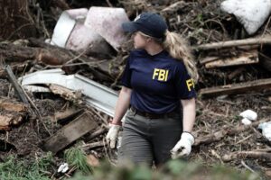 Los agentes de campo del FBI ayudan a buscar en un área, donde un perro de rescate y búsqueda K9 detectó un lugar a lo largo del río Guadalupe cerca del Blue Oak RV Park en Ingram, Texas, EE. UU., el 7 de julio de 2025. EFE/EPA/DUSTIN SAFRANEK
