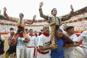 Los diestros Fernando Adrián (d) y Jiménez Fortes salen a hombros a la finalización de la novena corrida de abono de la Feria de Toro de los Sanfermines 2025 que se ha celebrado hoy domingo en la plaza de toros de Pamplona. EFE/Jesús Diges