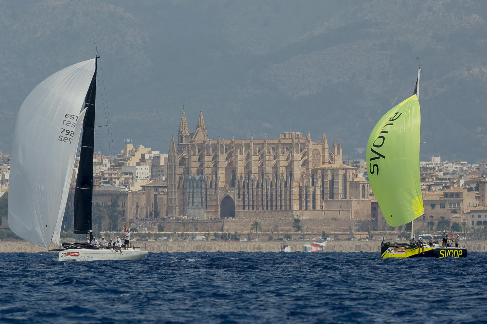 La catedral de Palma se destaca al fondo durante la primera regata de la 43 Copa del Rey Mapfre de vela este martes en aguas de la bahía de la capital balear. EFE/Ballesteros