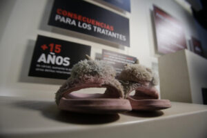 Fotografía de una sección de la exposición 'Las cifras invisibles de la trata de personas' este miércoles, en el Museo de la Libertad y los Derechos Humanos en Ciudad de Panamá (Panamá). EFE/Carlos Lemos