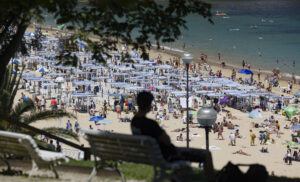 Vista de la playa de Ondarreta de San Sebastián este miércoles. EFE/Javier Etxezarreta