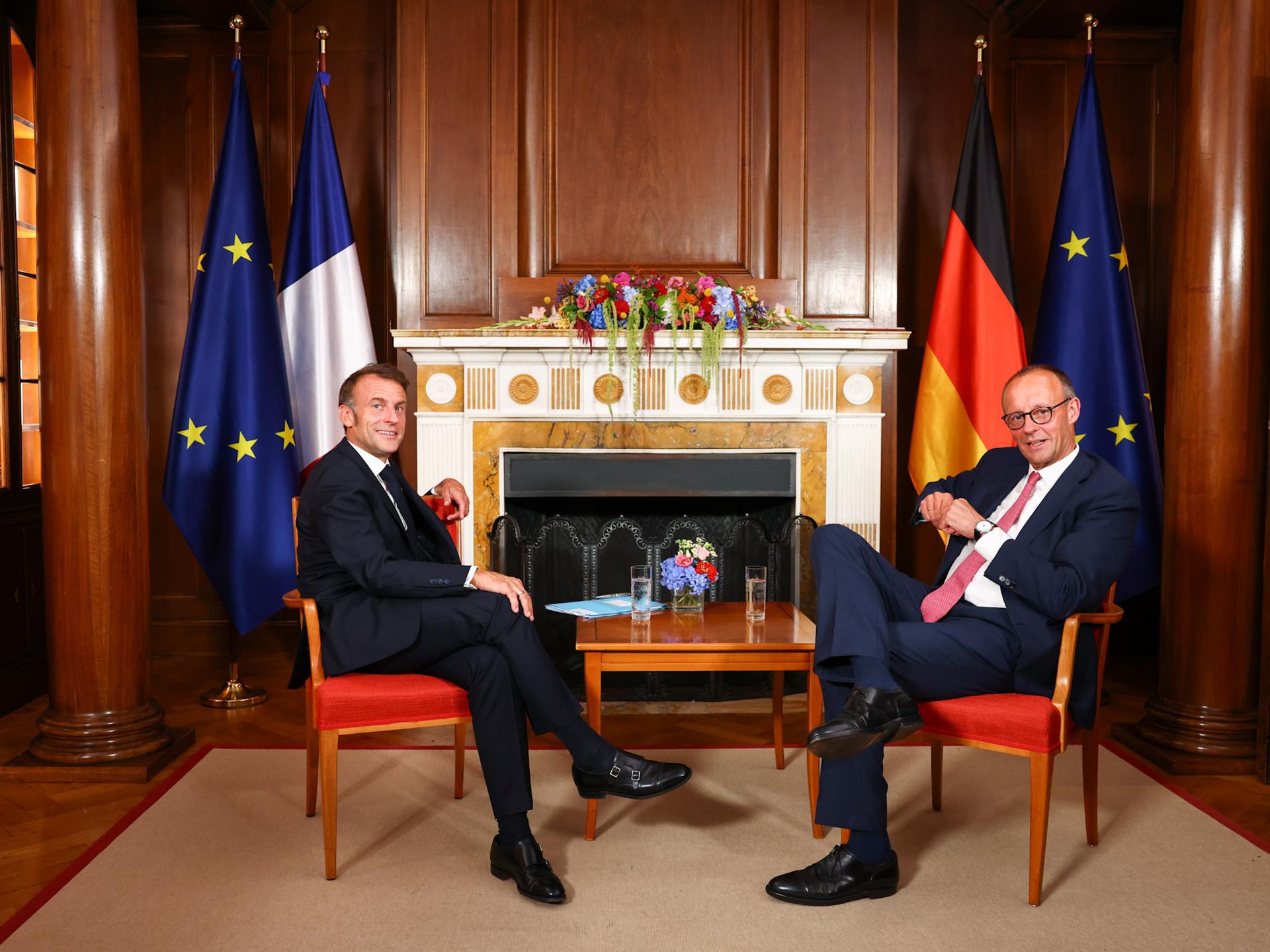 El canciller alemán, Friedrich Merz (d), y el presidente francés, Emmanuel Macron, fueron captados este miércoles, 23 de julio, al posar durante un encuentro en la Villa Borsig, en Berlín (Alemania) EFE/Christian Mang/Pool
