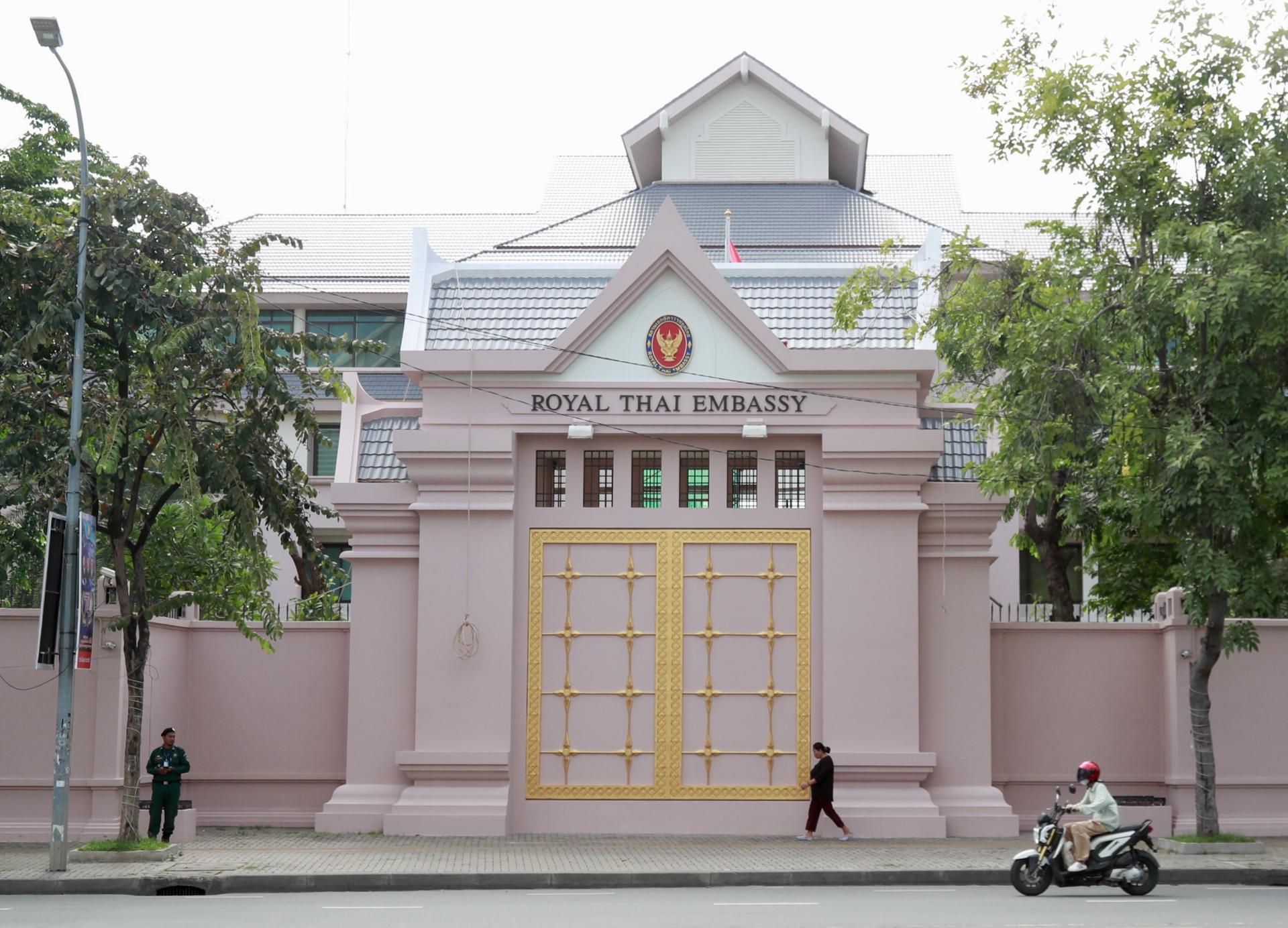 PHNOM PENH (Cambodia), 24/07/2025.- Cambodians walk past the Royal Thai Embassy in Phnom Penh, Cambodia, 24 July 2025. Thailand has recalled its ambassador from Cambodia and announced the expulsion of Cambodia’s envoy in Bangkok following a landmine blast that seriously injured a Thai soldier, according to a statement from the Prime Minister’s Office. Armed clashes erupted between Thai and Cambodian forces along the disputed border on 24 July, with both sides accusing each other of initiating the exchange amid escalating tensions. (Camboya, Tailandia) EFE/EPA/KITH SEREY