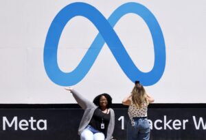 Una persona posa delante del letrero de Meta en la sede de Meta Platforms en Menlo Park (Estados Unidos). EFE/EPA/ John G. Mabanglo