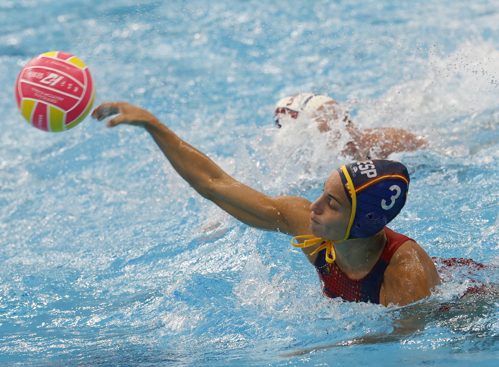 La española Anni Llaquet Espar en acción durante el partido por la medalla de bronce de waterpolo femenino entre Estados Unidos y España en el Campeonato Mundial de Natación Singapur 2025. EFE/EPA/RUNGROJ YONGRIT