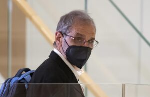 Imagen de archivo de Jose Antonio Urrutikoetxea, Josu Ternera a su llegada a un juicio en París acusado de un delito de pertenencia a organización terrorista. EFE/EPA/IAN LANGSDON