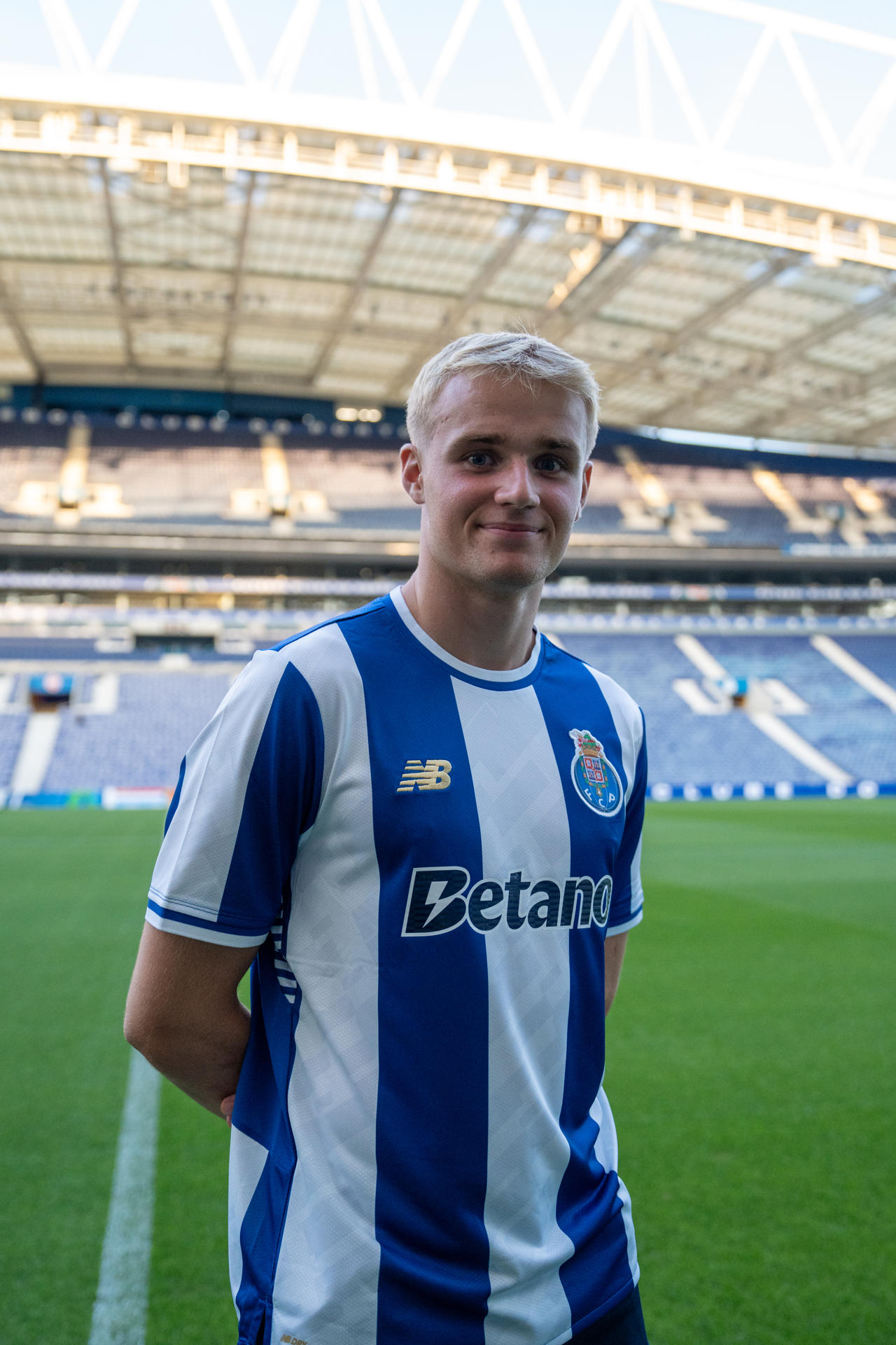 El conjunto portugués del Oporto ha anunciado el fichaje del mediocentro del Copenhague Víctor Mow, una de las perlas del fútbol danés que, a sus 19 años, ya ha debutado con la absoluta de su país y fue campeón de la Liga de Dinamarca la pasada campaña.- EFE/FC Porto***SOLO USO EDITORIAL/SOLO DISPONIBLE PARA ILUSTRAR LA NOTICIA QUE ACOMPAÑA (CRÉDITO OBLIGATORIO)***