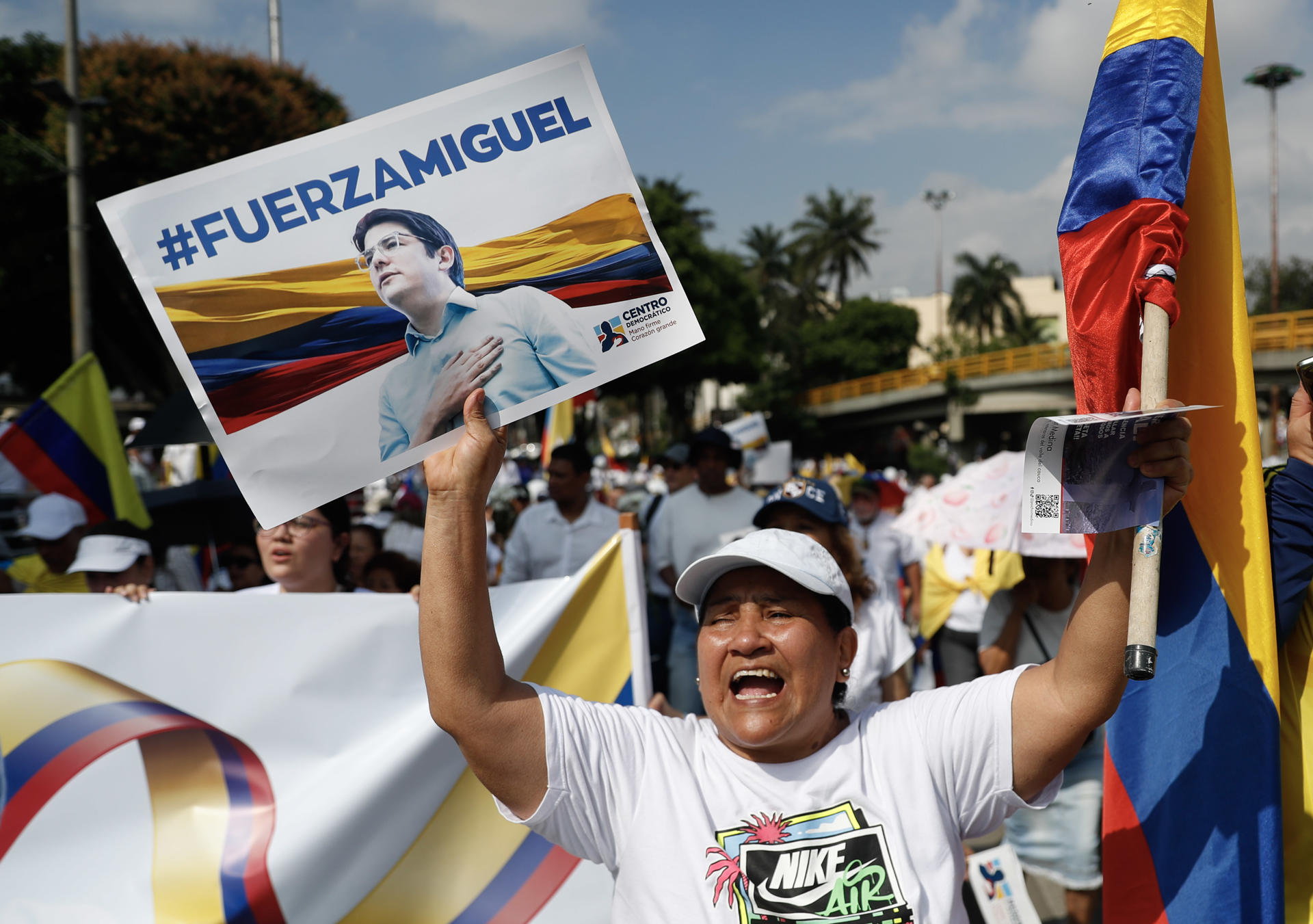 Foto de archivo que muestra a personas manifestándose con carteles y banderas a favor de Miguel Uribe Turbay. EFE/Ernesto Guzmán